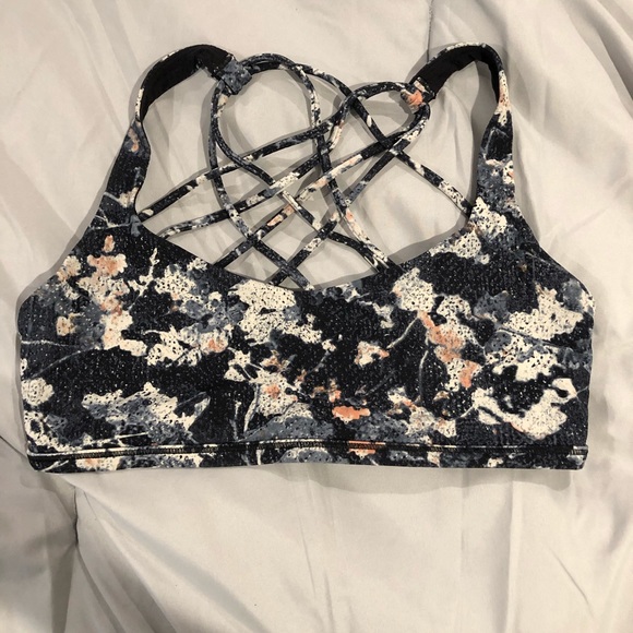 lululemon athletica Other - Lululemon free to be wild bra size 6